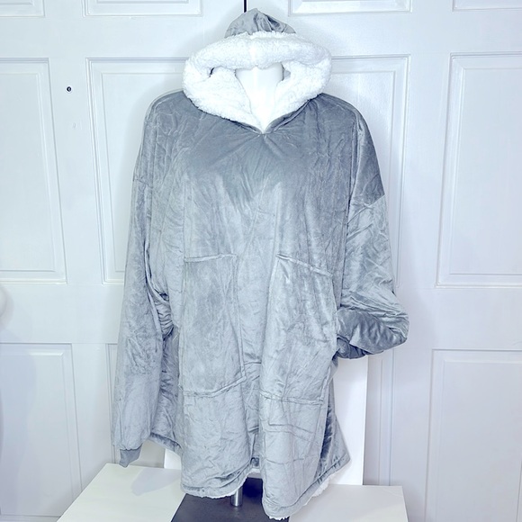 CUDDLE CREW Reversible Blanket Hoodie Gray / Charcoal One Size fits most NWT - Picture 5 of 13